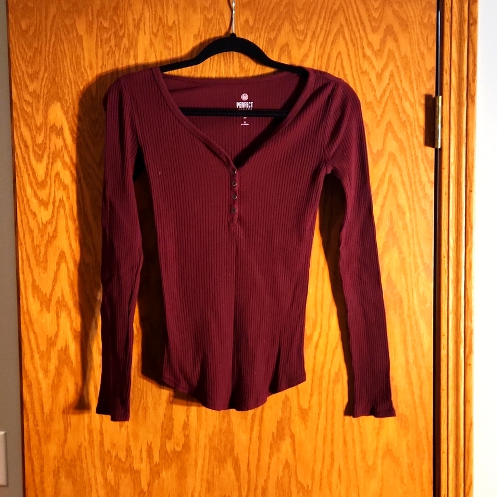 Women's v neck SO Thermal perfect Henley long sleeve top,  size xs, burgundy.